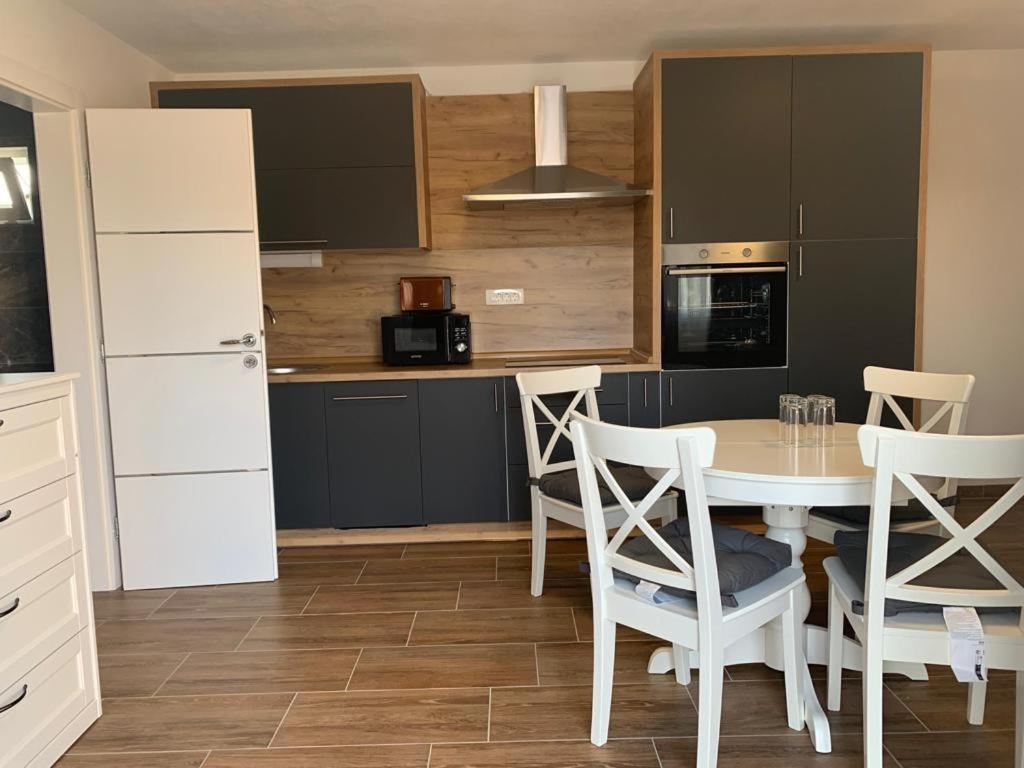 Apartmani Albatros Perusic エクステリア 写真